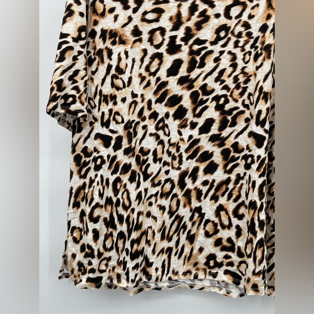 ⭐️Chico’s Leopard Print Short Sleeve Top - Picture 4 of 12
